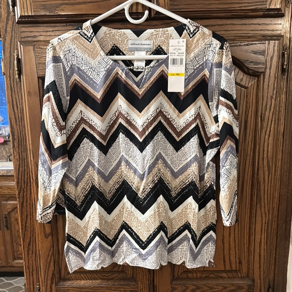 NWT! Alfred Dunner Petite 3/4 sleeve top, black, tan, white, size Petite Medium